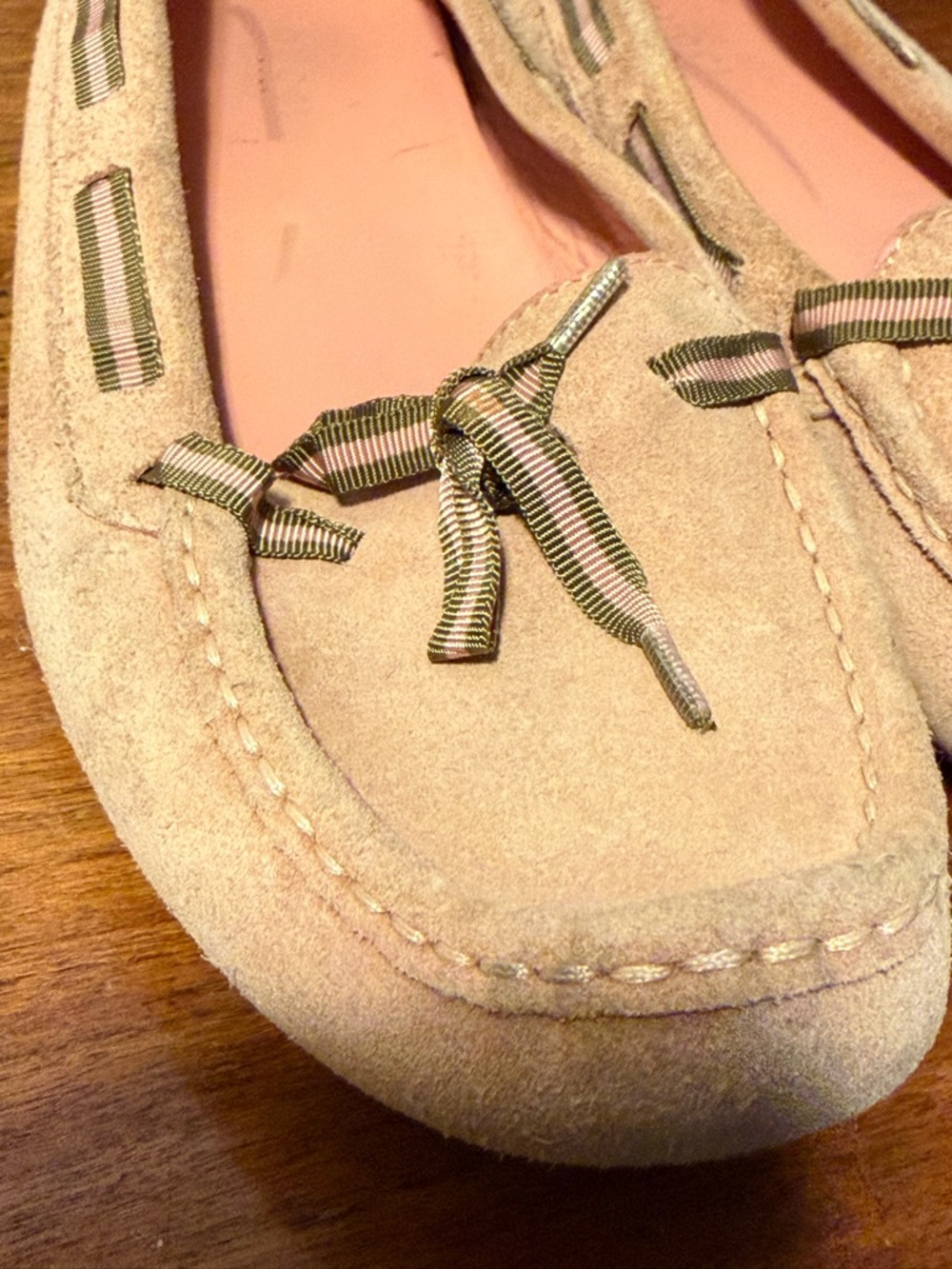 Gucci Beige Suede Women's Moccasins with Pink Insole and Ribbon Bow - Picture 2 of 12